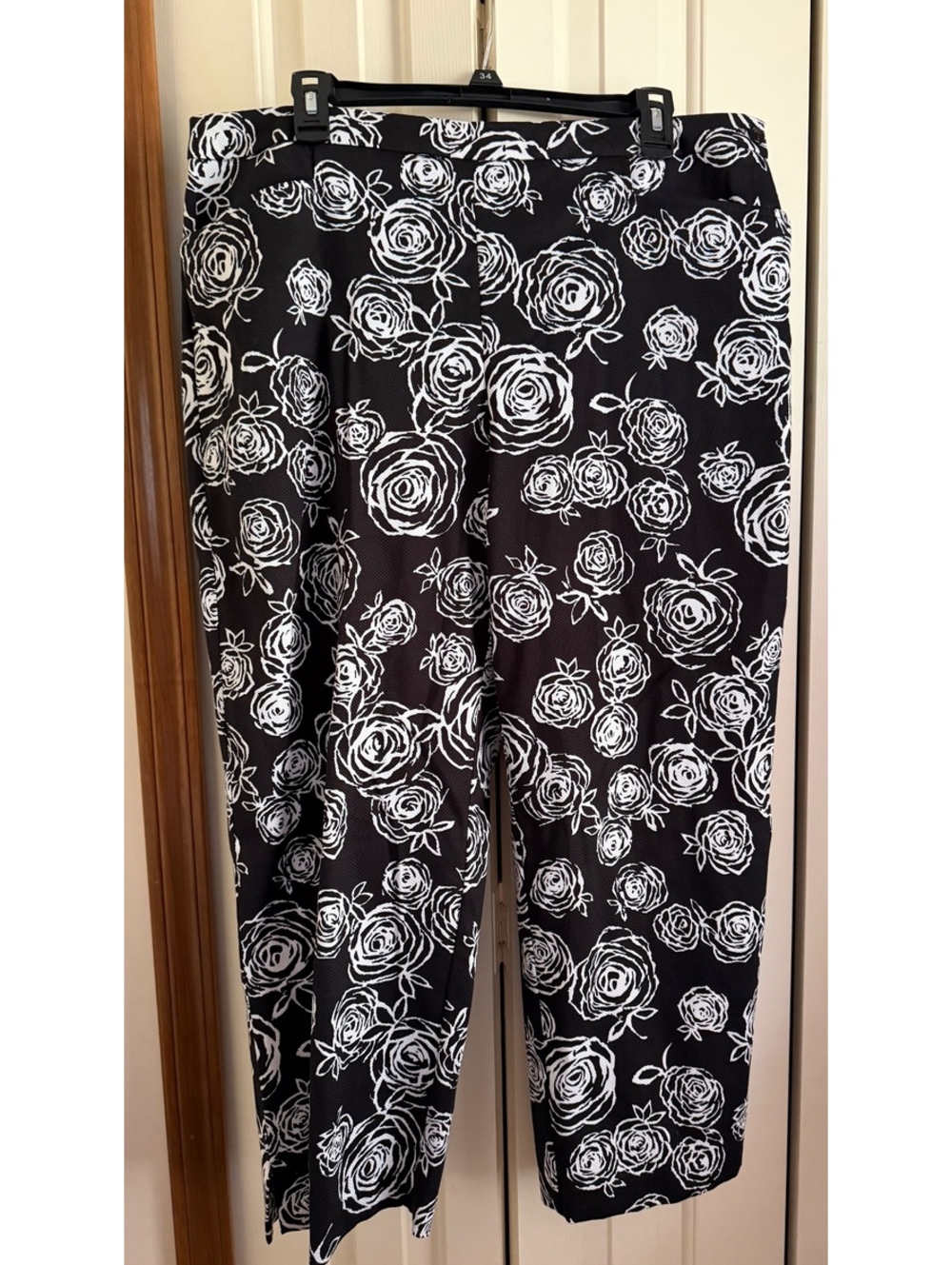 Hearts of Palm Black and White Floral Crop Pants Size 16 [COPY]